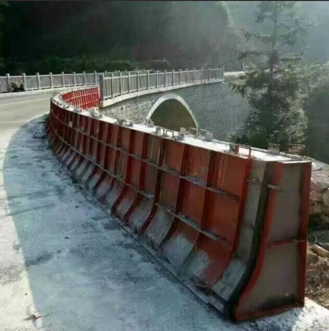隔离墩钢半岛(中国).jpg