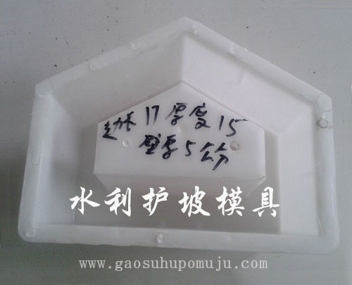 连锁护坡砖半岛(中国)
